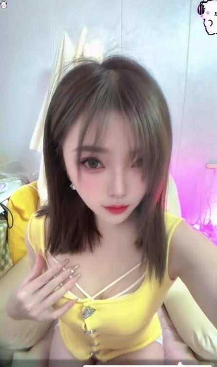 短发美胸白嫩兼职姐姐