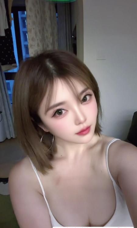 短发美胸白嫩兼职姐姐