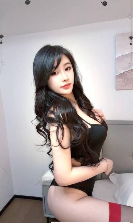 制服翘臀大波妹奈奈