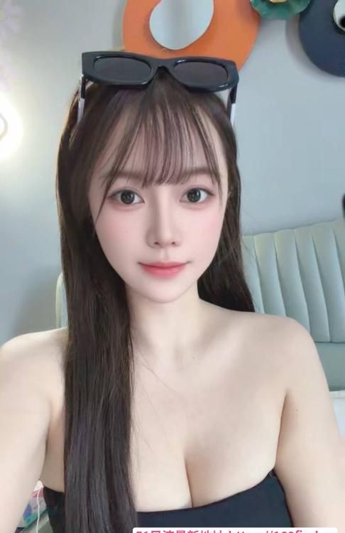 胸大粉嫩颜值小姐姐