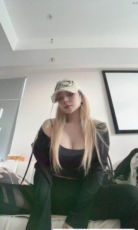 个人居家中项口爆美女
