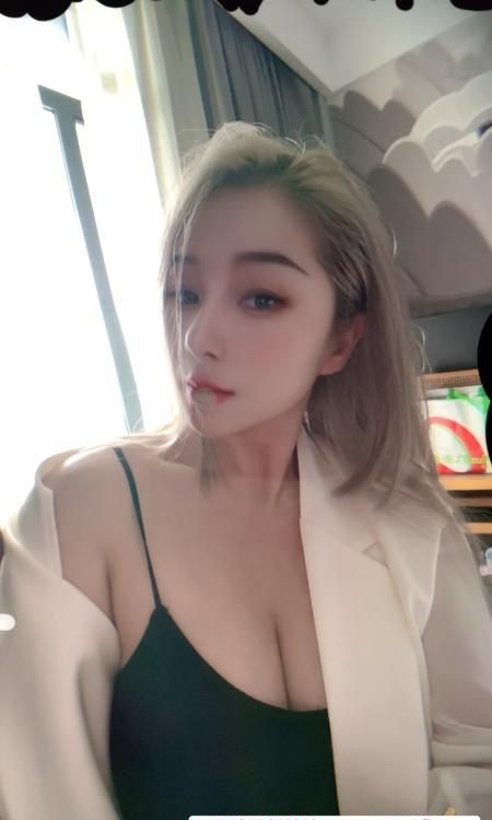 个人居家中项口爆美女