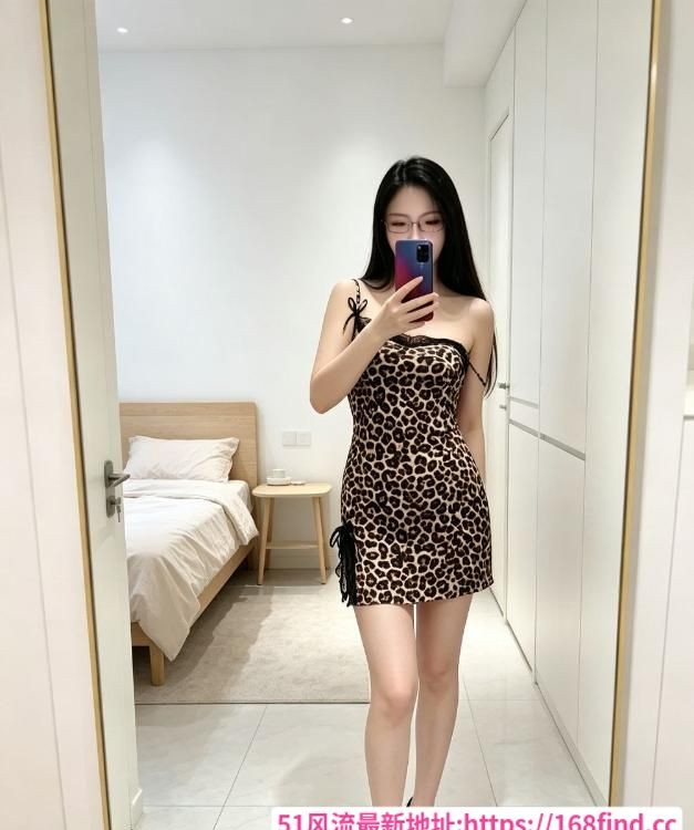 兼职闷骚眼镜御姐