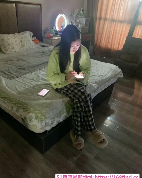 江岸的长腿大美嫩妹
