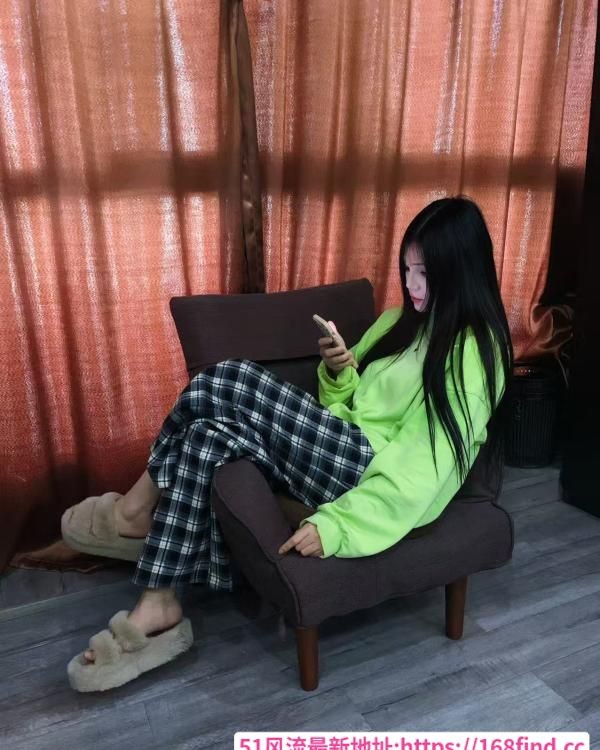 江岸的长腿大美嫩妹