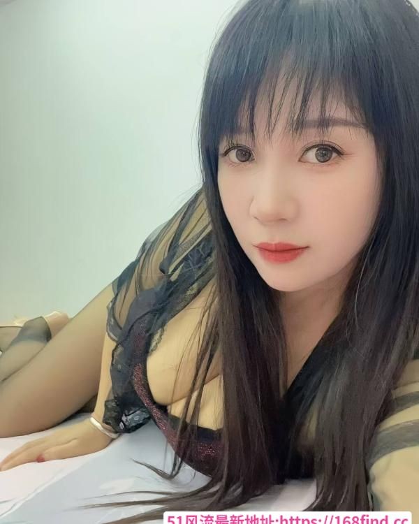 大奶黑丝诱惑熟女