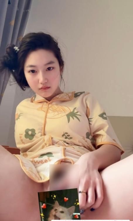 小店白皙美乳丫丫