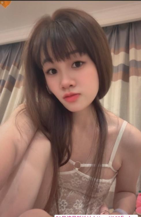 吴江粉嫩妹子小雅雅