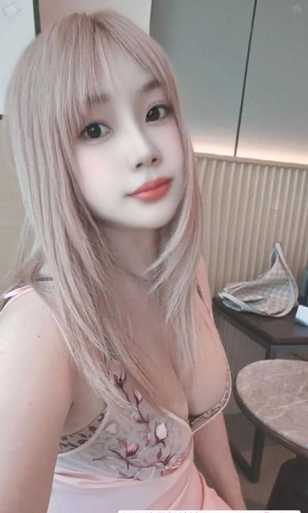 甜美多汁风骚大胸妹
