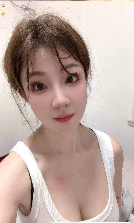 可爱大胸甜妹