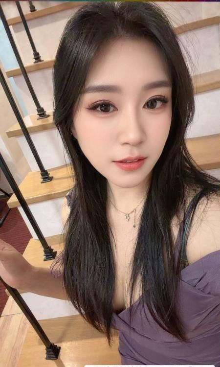 雨花舌吻大胸妹