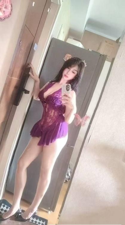 身材高挑大奶服务骚妇