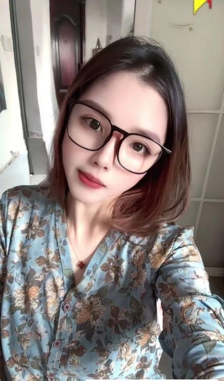 江北风骚眼镜御姐