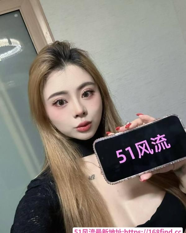前凸后翘美女小沫