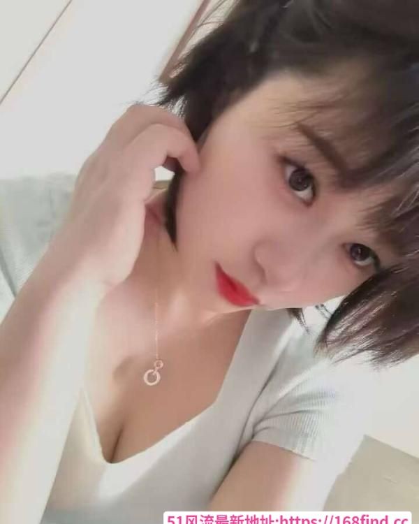 娇小可爱奶胸妹