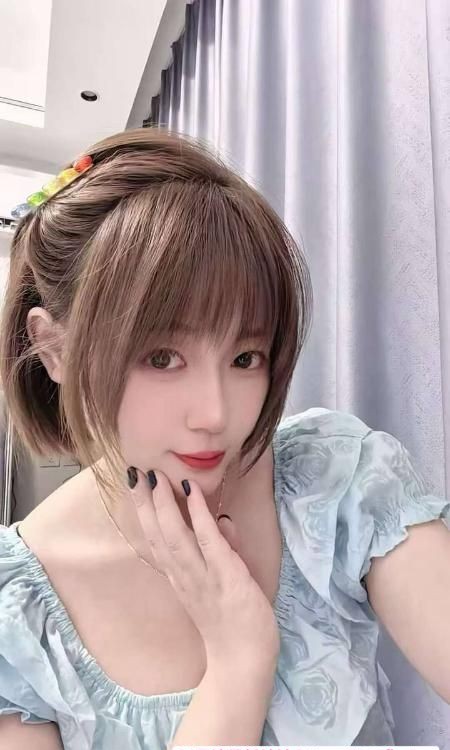 娇小可爱奶胸妹